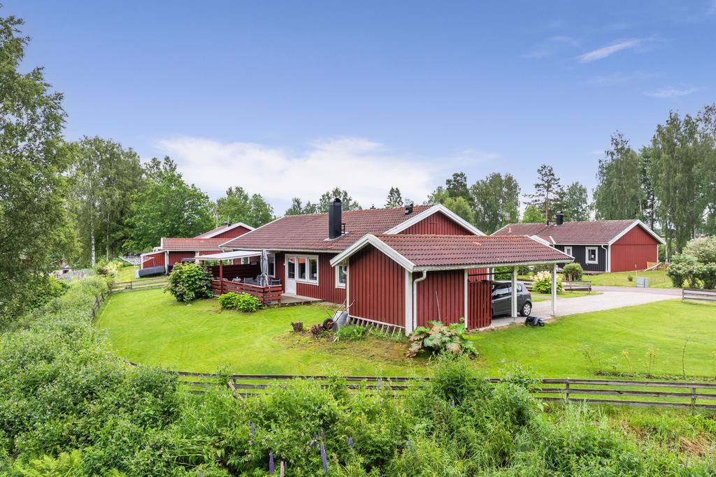 Stor altan och carport