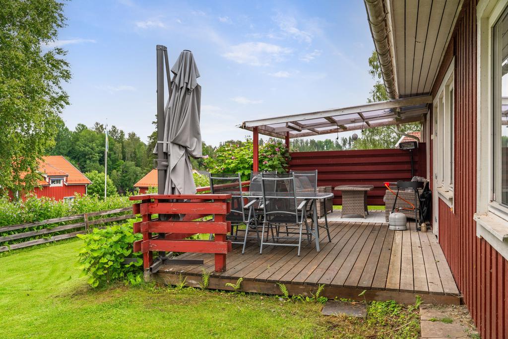 Den stora altanen är delvis under tak, perfekt för den svenska sommaren