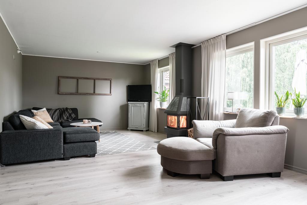 Rymligt vardagsrum med kamin