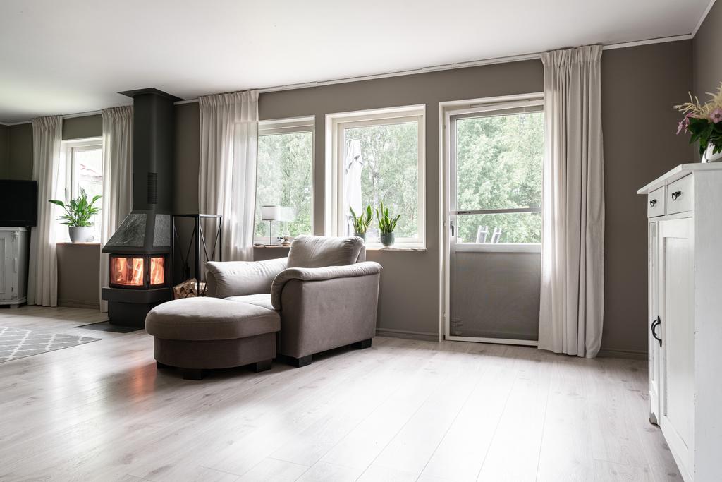 Vardagsrummet har utgång till altanen