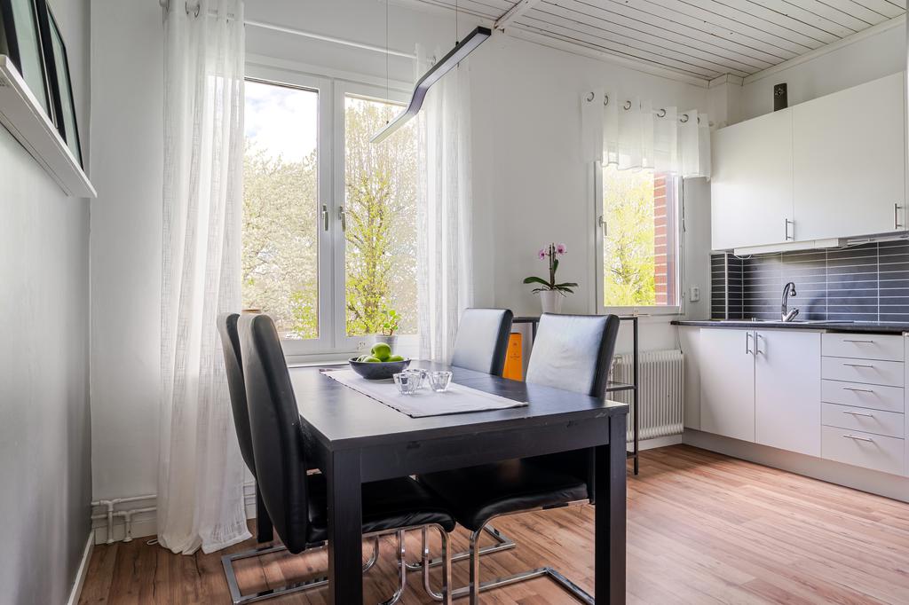 I köket ges gott om plats för matbord
