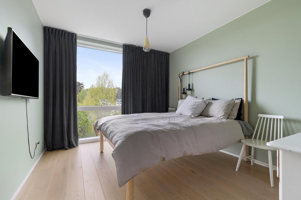 Större sovrum med plats för dubbelsäng samt annan l