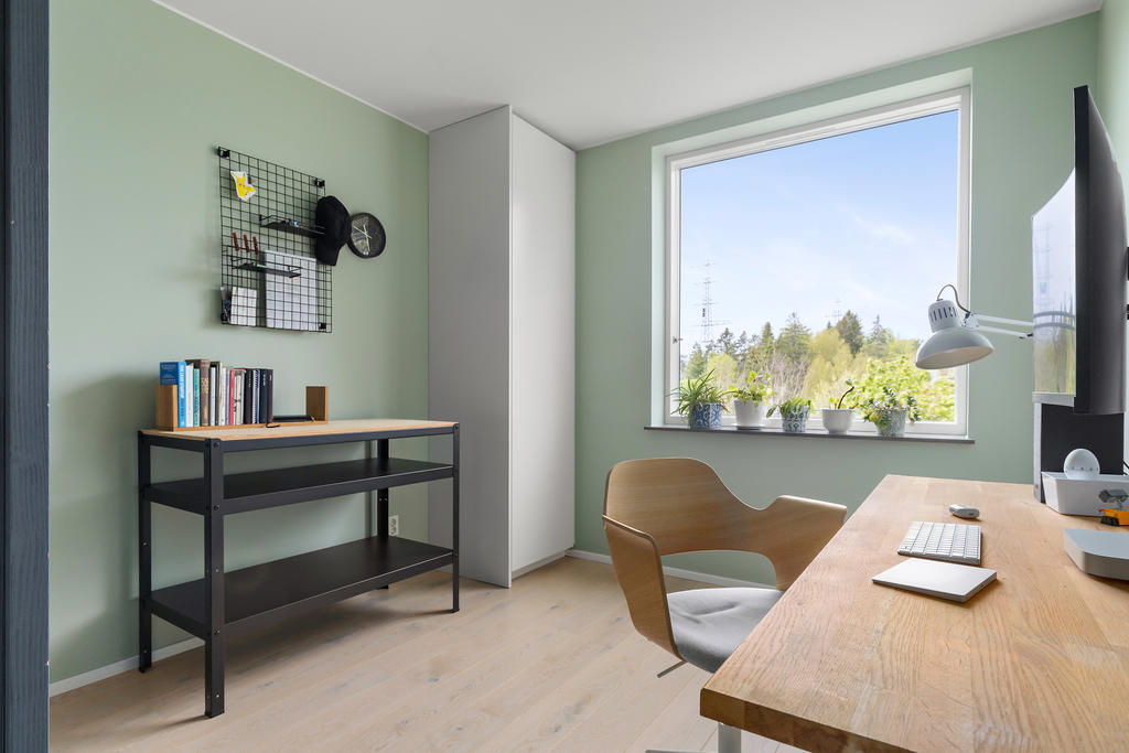 Sovrum med plats för säng och skrivbord