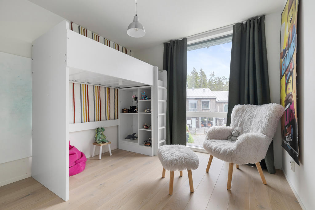 Sovrum med plats för säng och skrivbord