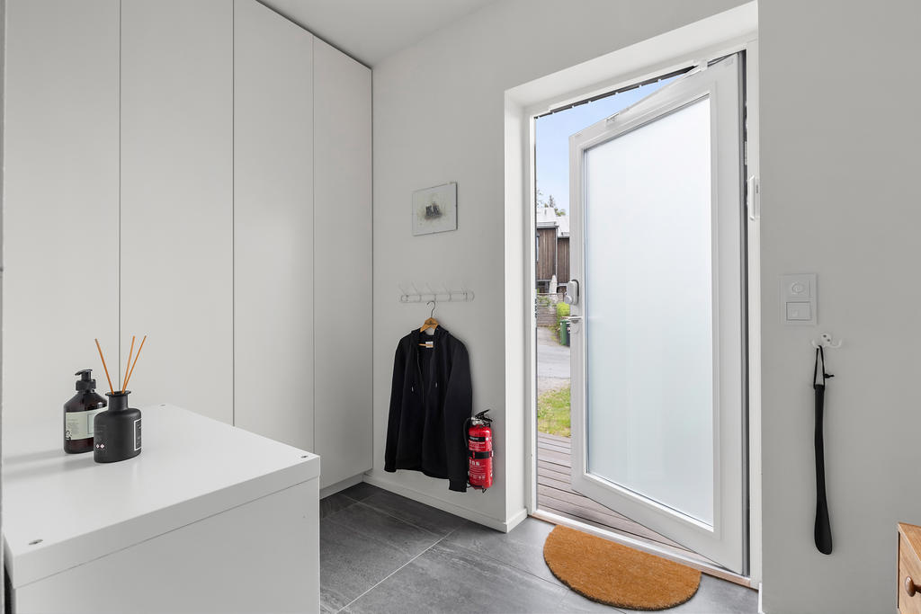 Hall med bra förvaring i diskreta garderober