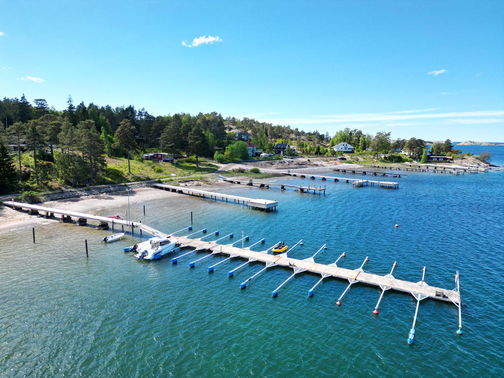Tillhörande båtplats nummer 7 i Medviks Bryggförening. 