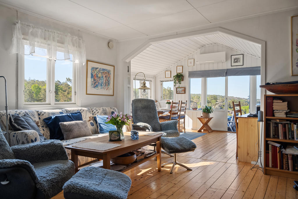 Vardagsrum samt allrum med härligt ljusinsläpp och utsikt över havet!