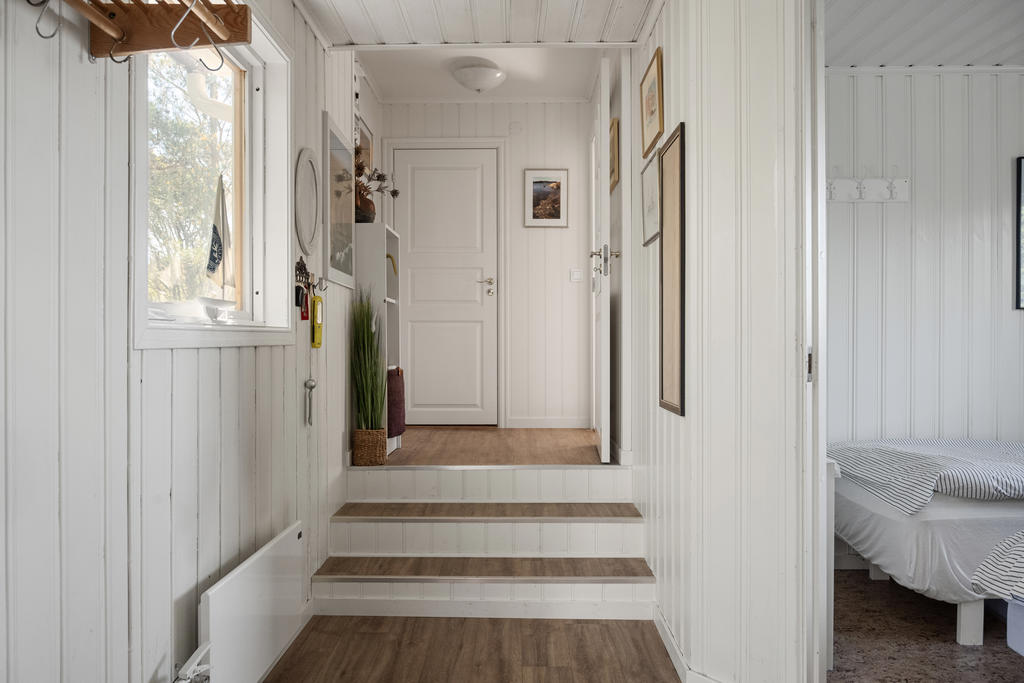 Möts av en ljust och välkomnande hall vid entré