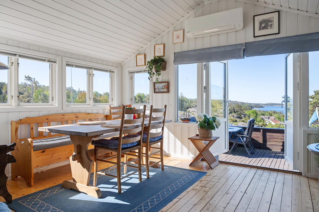 Vardagsrum med härligt ljusinsläpp och fantastiska vyer!