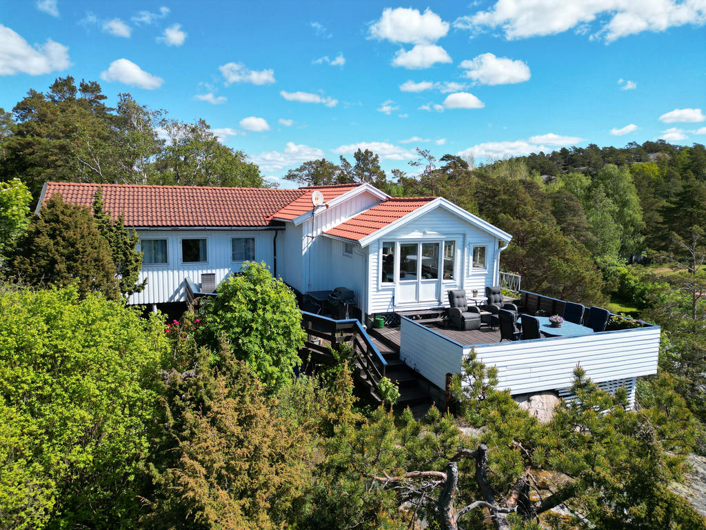 Rymlig och praktisk altan i sysvästligt läge!