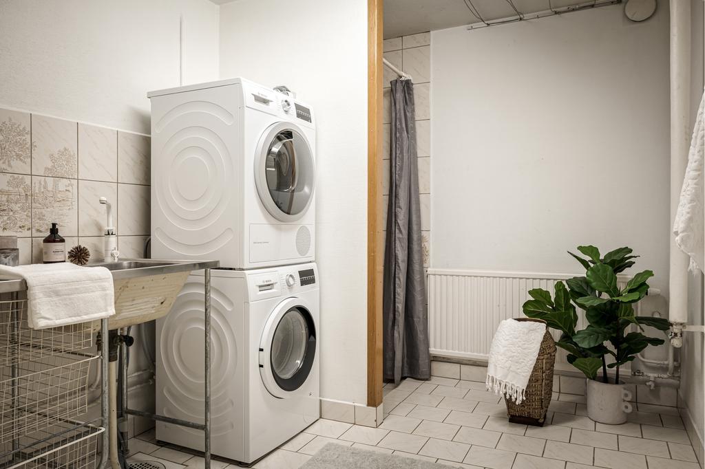 Tvättstugan i källaren har en bra yta med möjlighet till mer förvaring om det behovet finns. Här finns även en extra dusch.