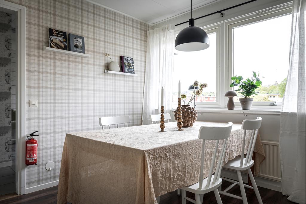 Trevlig matplats, bra placerad vid fönsterna.