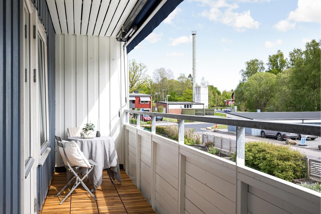 Balkongen är ytterligare en plats att vistas på. Ytan ger plats för ett lite mindre möblemang.
Närheten till garaget är toppen.