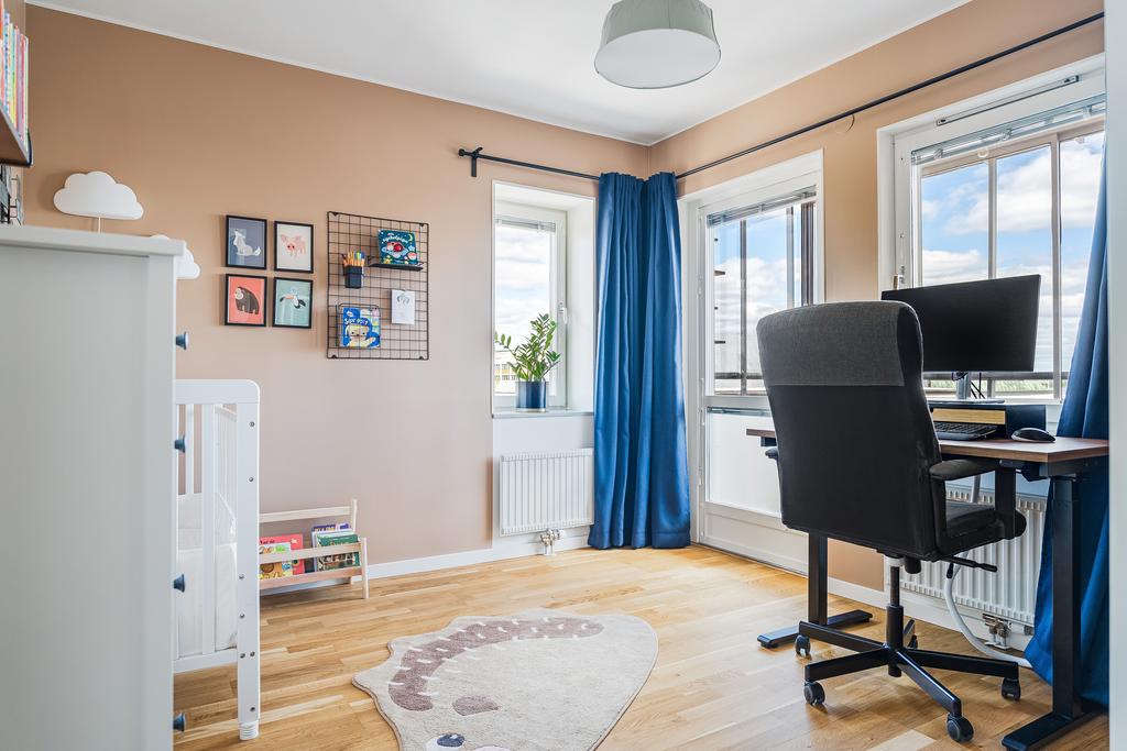 Sovrum/kontor. Utgång till bostadens balkong
