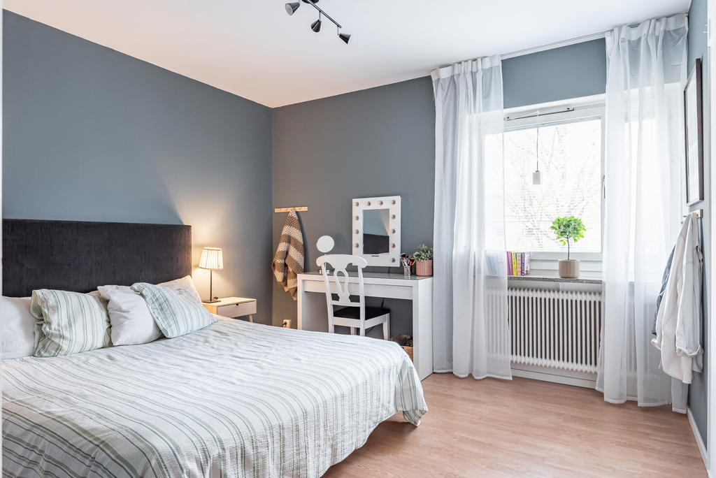 Mysigt sovrum med fönster mot den lugna innergården
