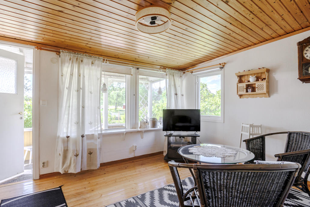 Rymligt vardagsrum/tv-rum med härligt ljusinsläpp