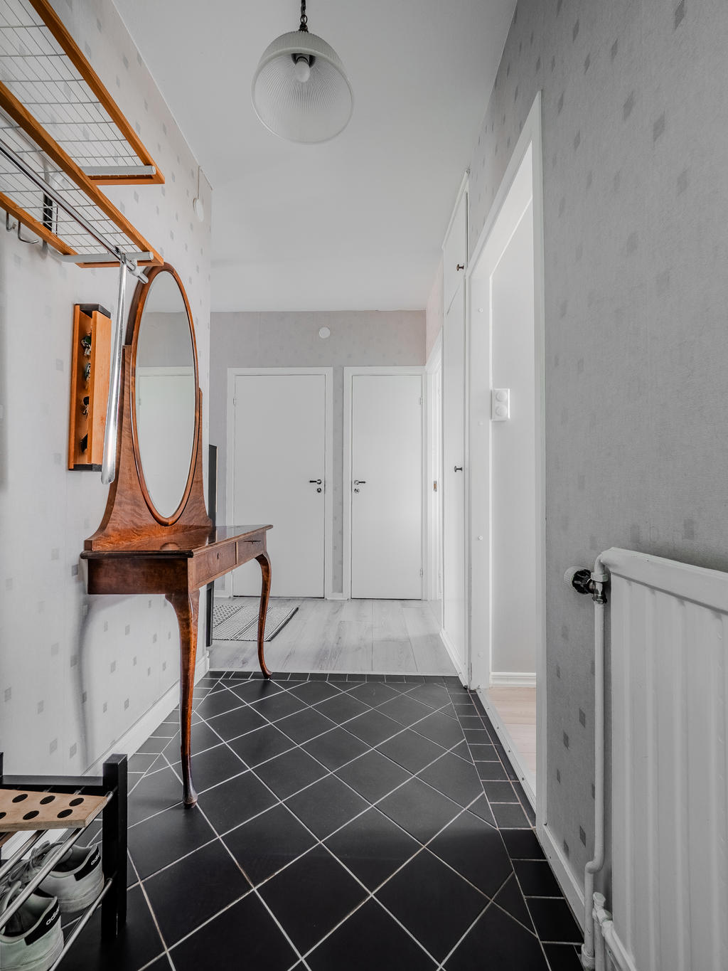 Hall med badrum och klädkammare i anslutning