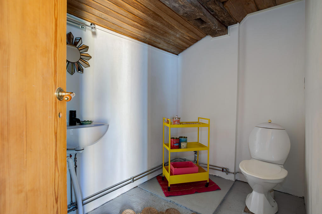 WC i gästhuset förberett för en duschkabin