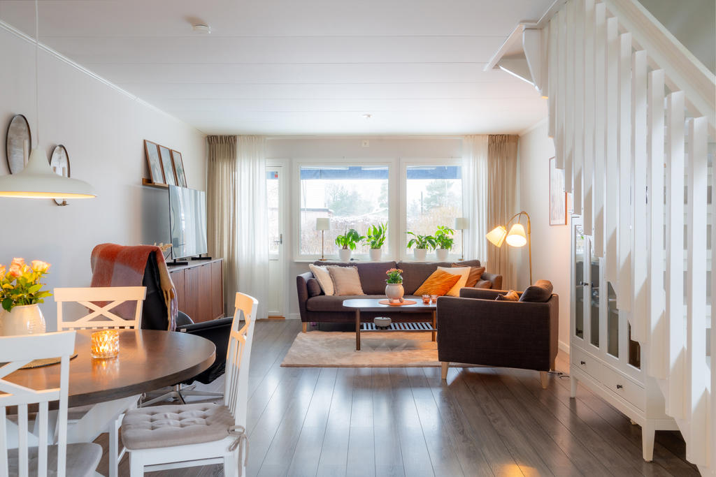 Matplats och vardagsrum i ett och samma utrymme - med utgång till uteplats.