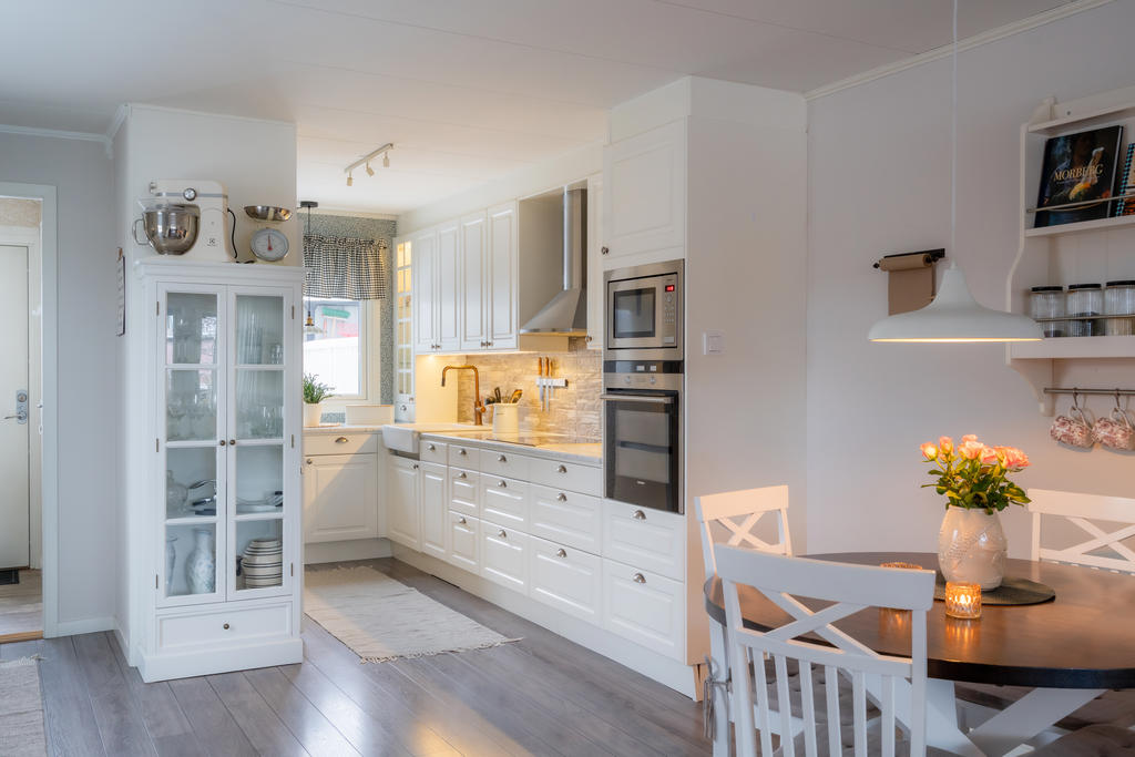 Det lantliga köket är ombonat och smälter fint in med resten av ytan. 