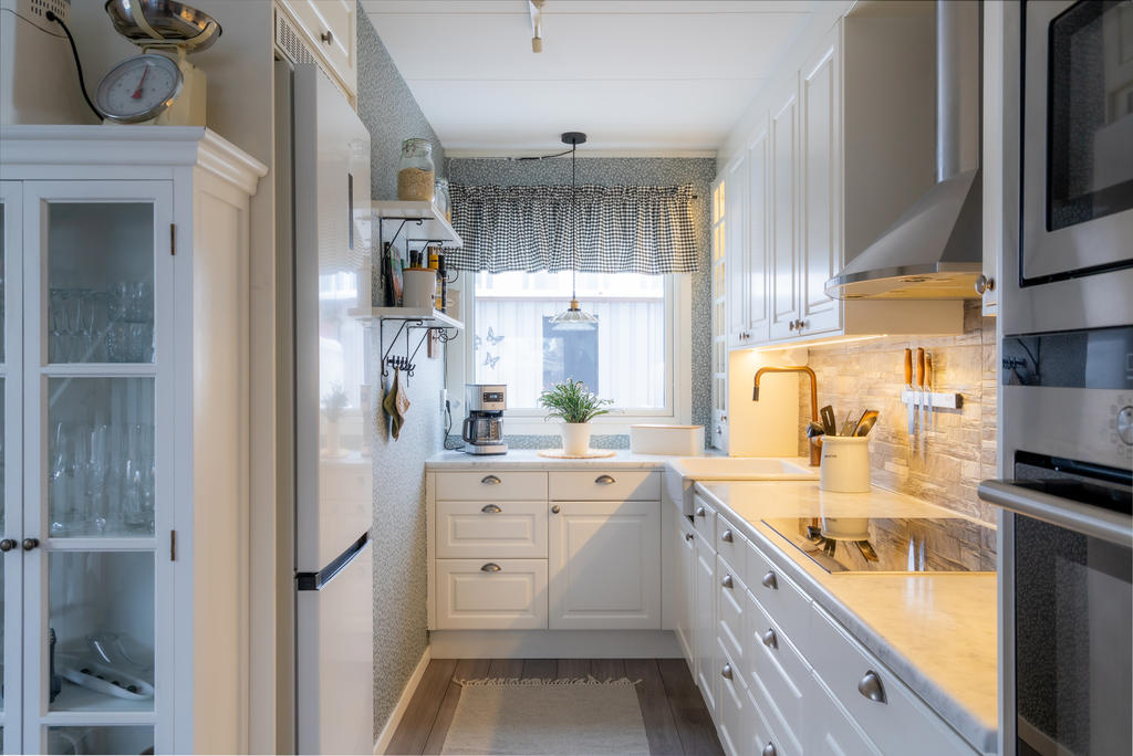 Köket är välplanerat och i nyare skick.