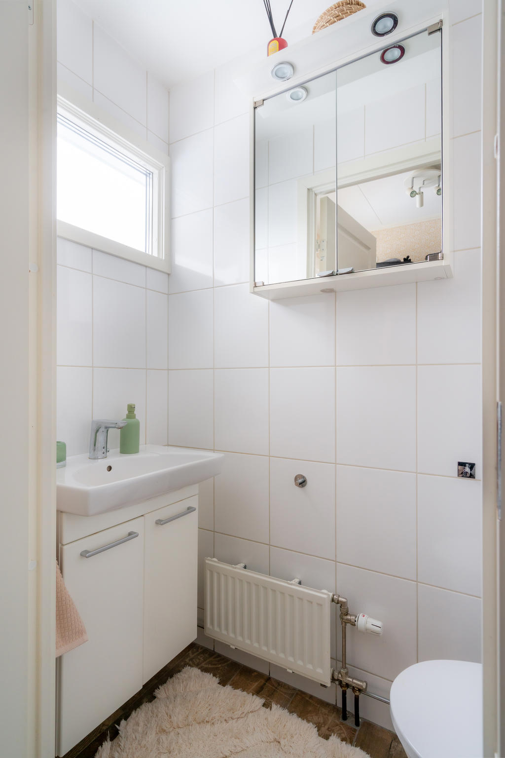 Gästtoalett precis innanför entrén.