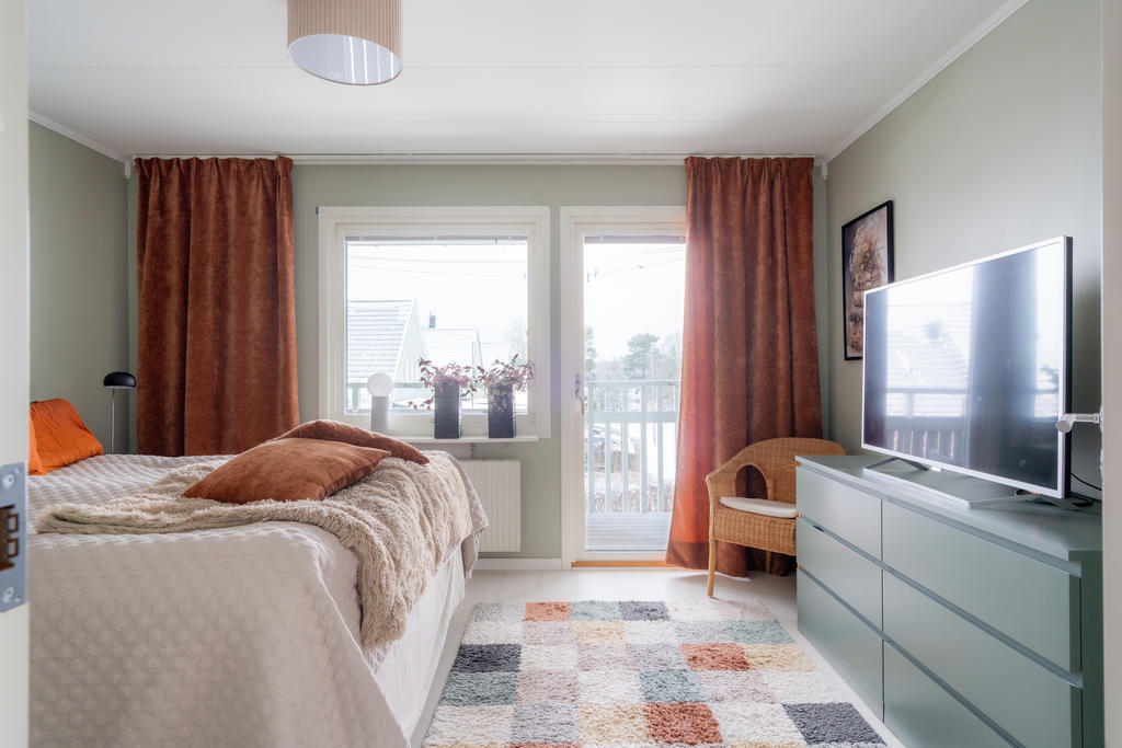 Stora sovrummet på övre plan. Från detta rum är det utgång till balkong.