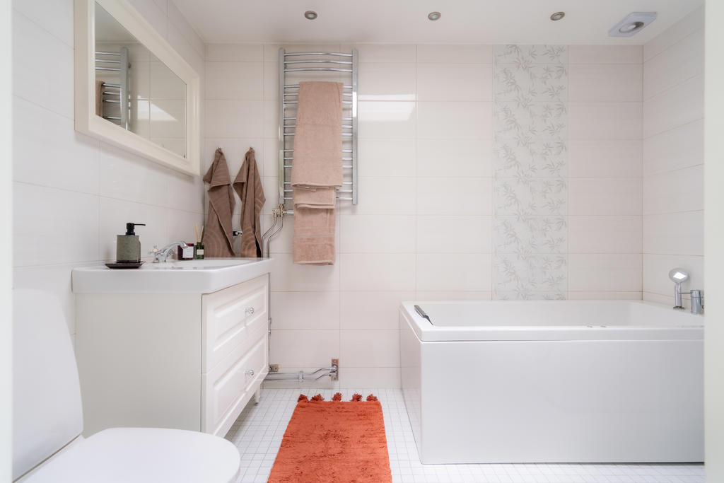 Fint helkaklat badrum