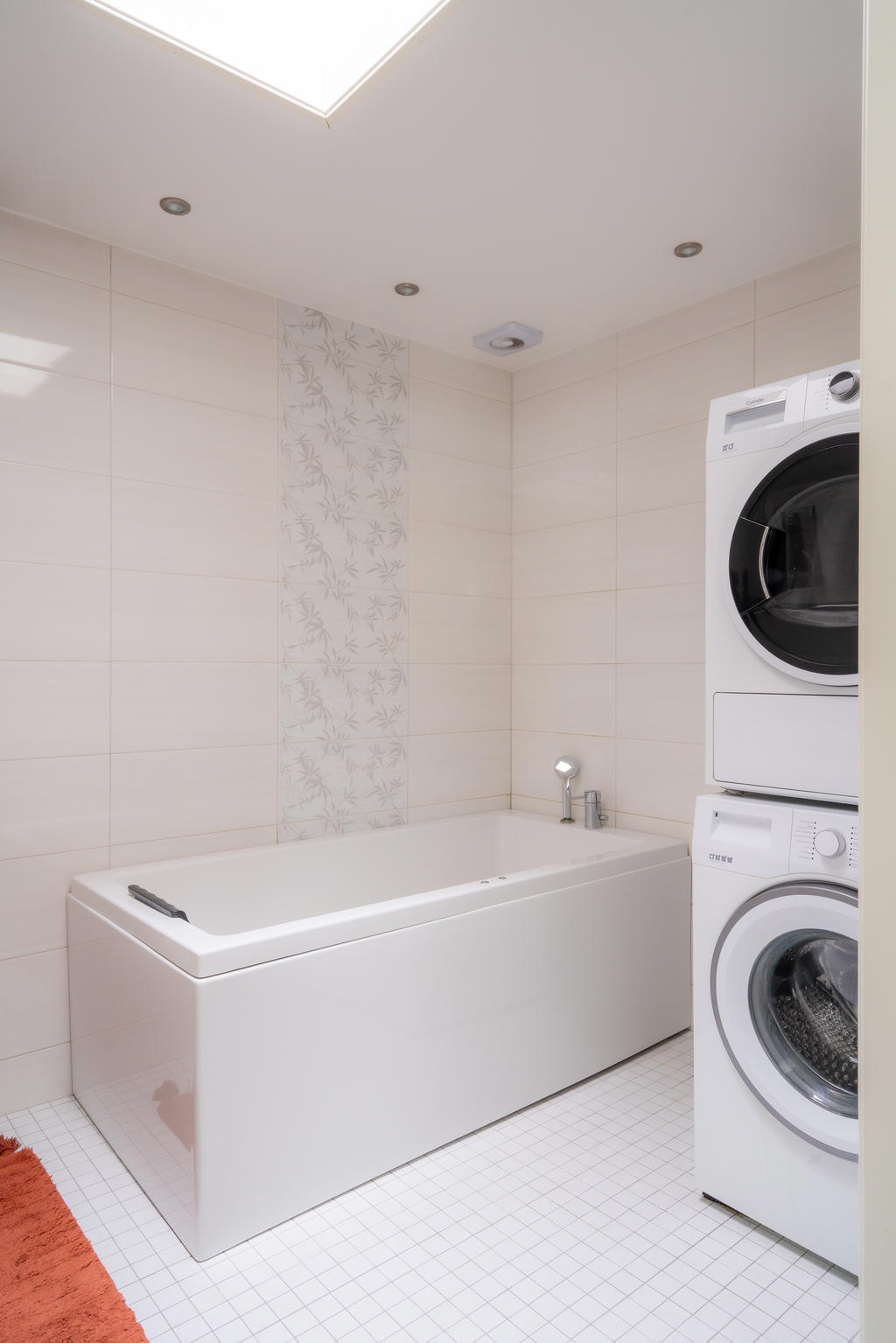 Badkar, dimbara spottar i taket samt tvättpelare. 