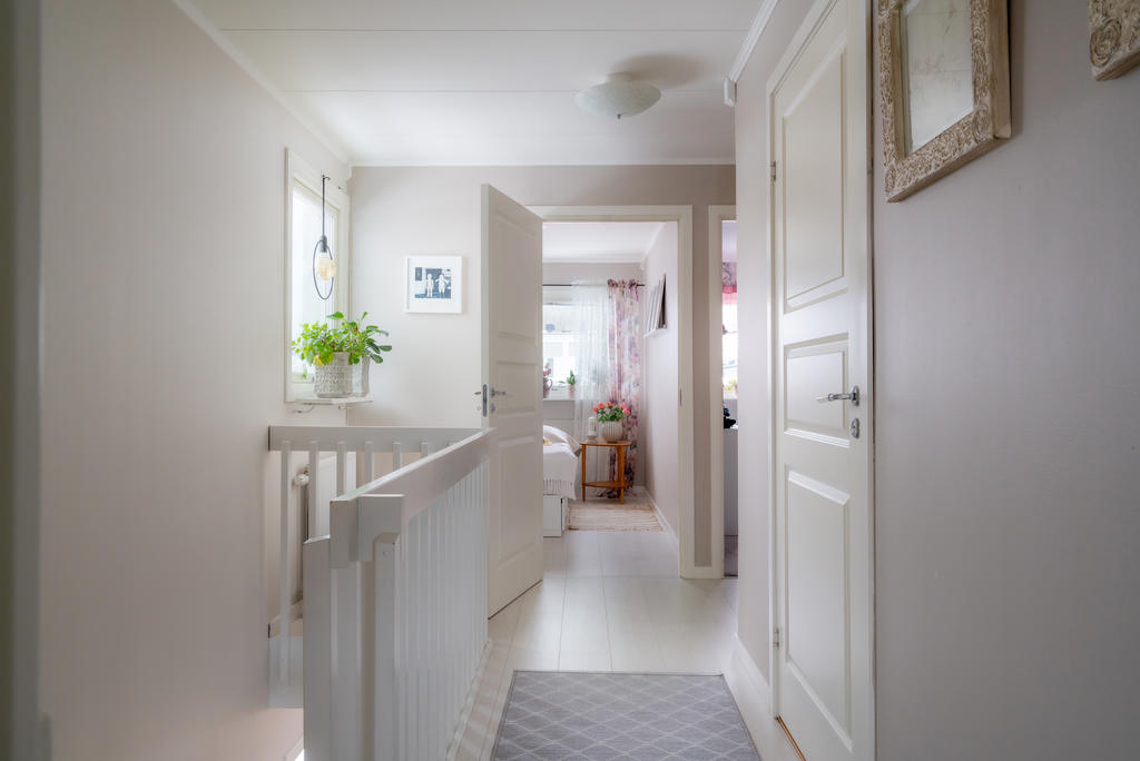 Hallen övre plan. Här uppe finns också en separat klädkammare.