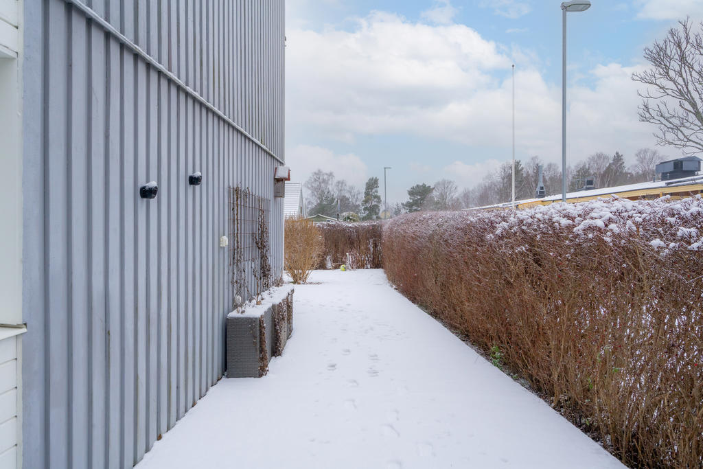 På gavelsidan finns möjlighet till att plantera eller odla. En skyddande häck ramar in fint.