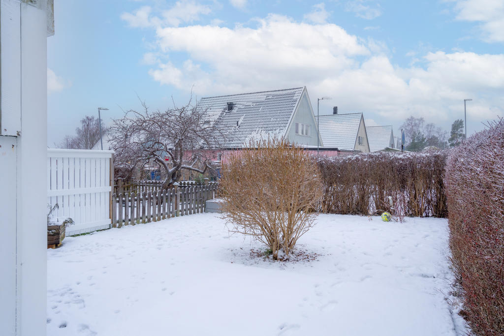 Lagom stor gräsmatta för lek och umgänge. Häck och staket skyddar för insyn.