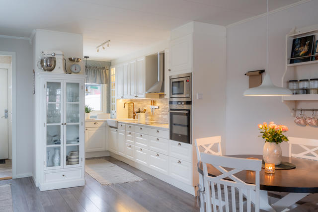 Det lantliga köket är ombonat och smälter fint in med resten av ytan. 