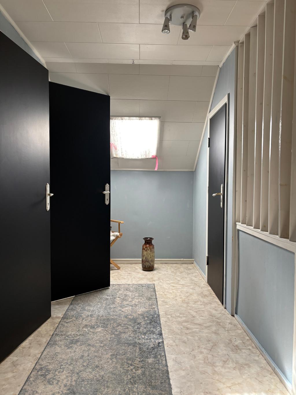Hall övre plan mot toalett.