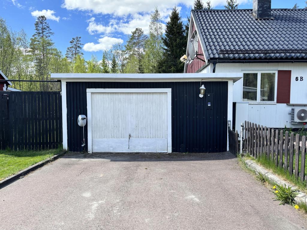 Vidbyggt garage