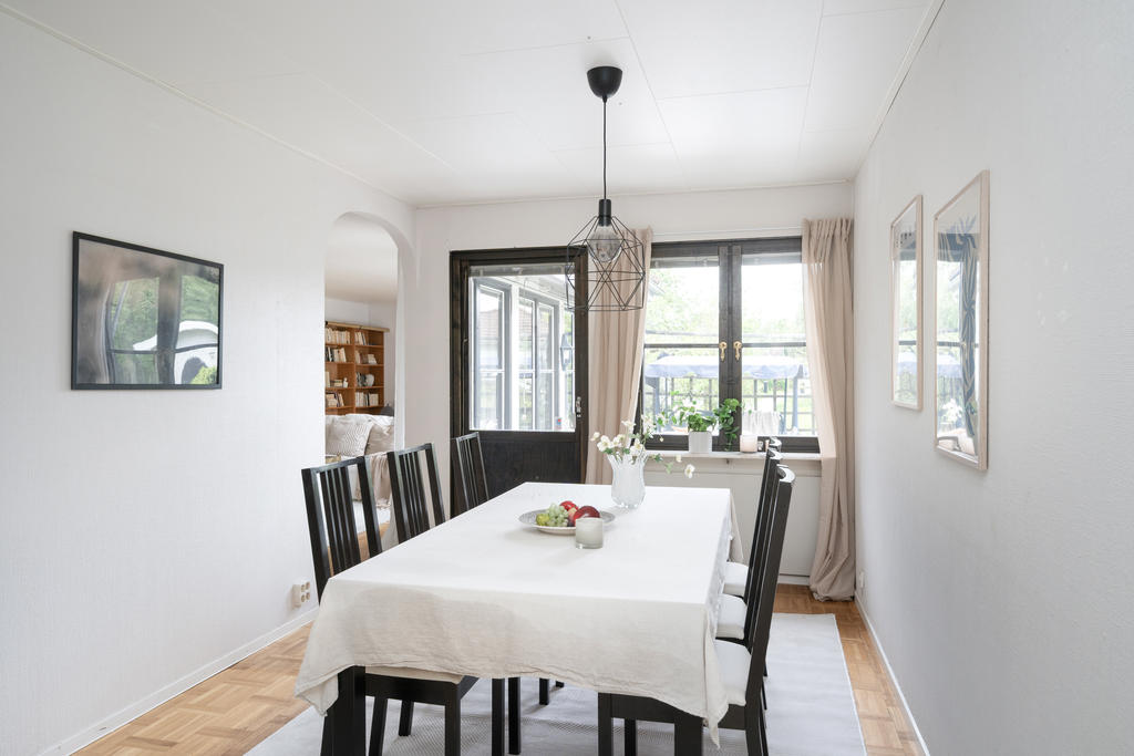 Utgång till altan och trädgård