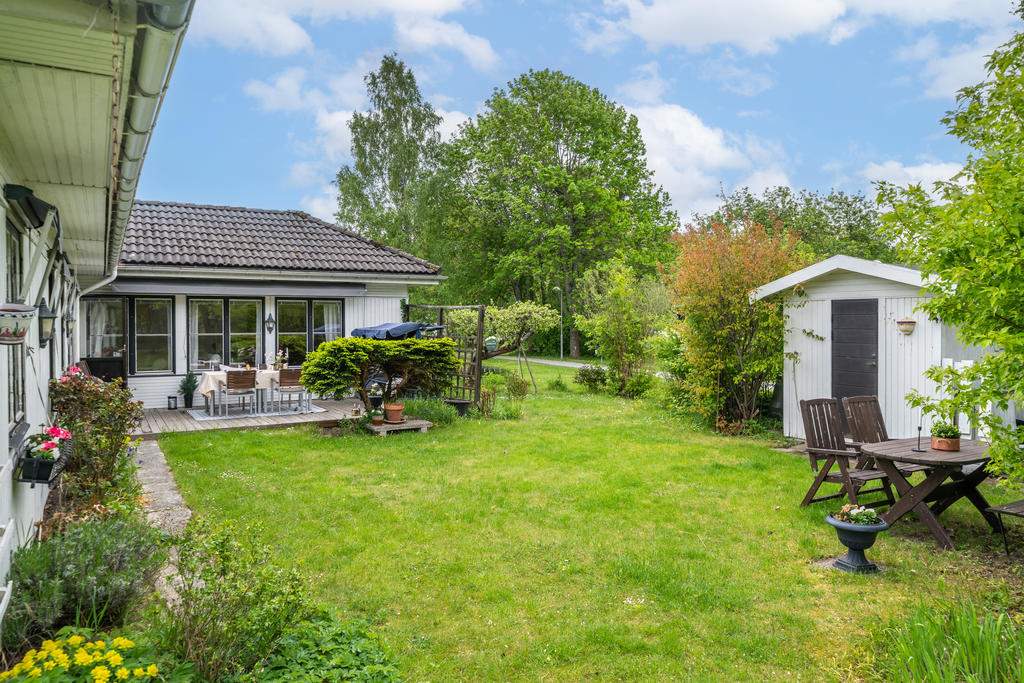 Hus och trädgård från NV