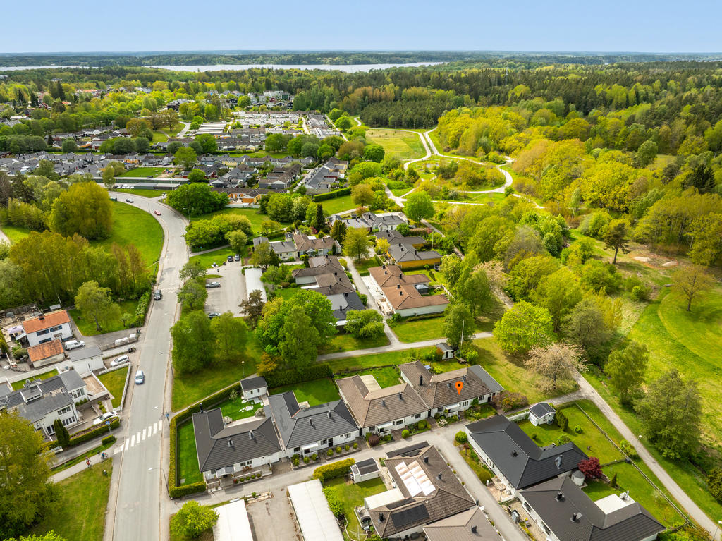 Drönarbild från öster, med Mälaren i bakgrunden