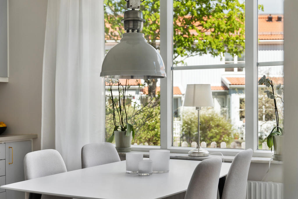 Från köket blickar du ut mot innergården
