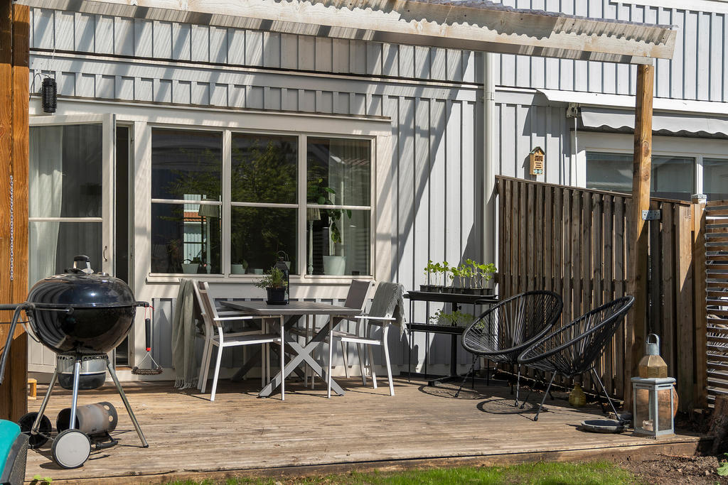 Från vardagsrummet nås en trädäckad altan och ett förråd