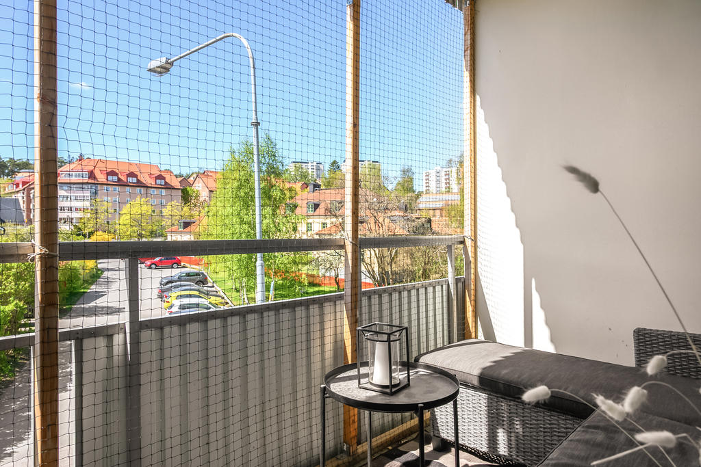 Rymlig balkong med eftermiddagssol