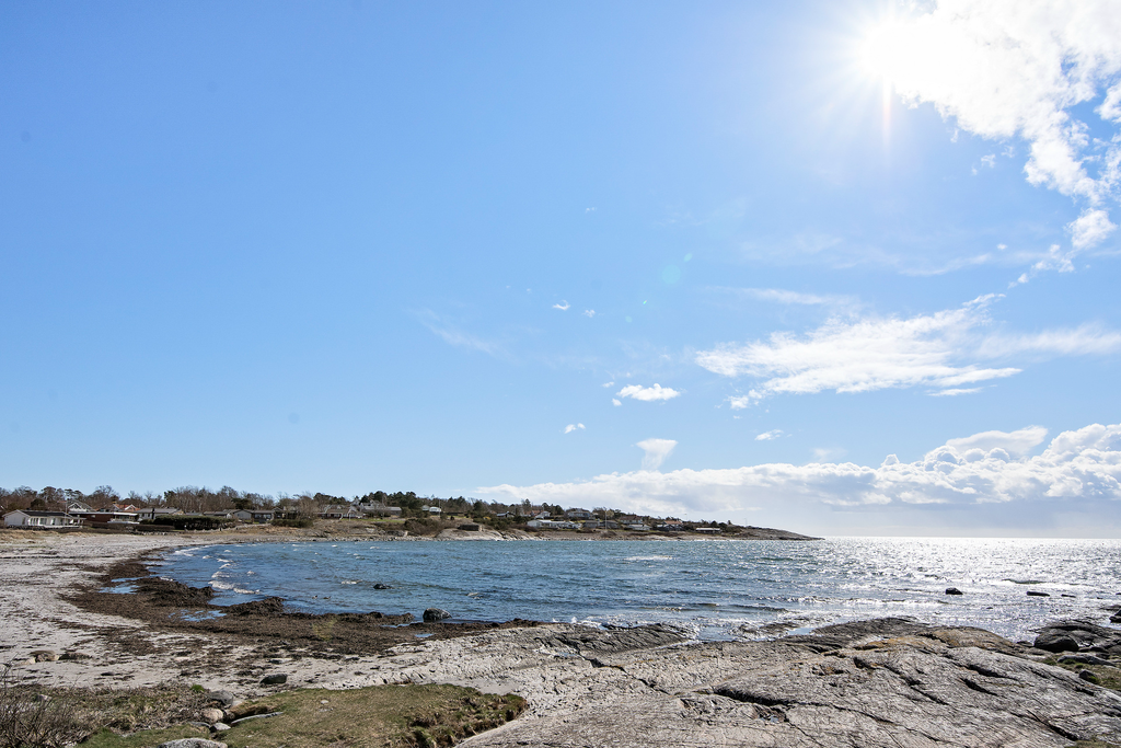 Den långgrunda sandstranden i Gårda Brygga ligger bara några meter från huset. Härifrån är solnedgångarna helt magiska