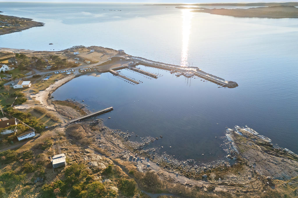 Småbåtshamnen i Gårda brygga ligger inte långt ifrån huset