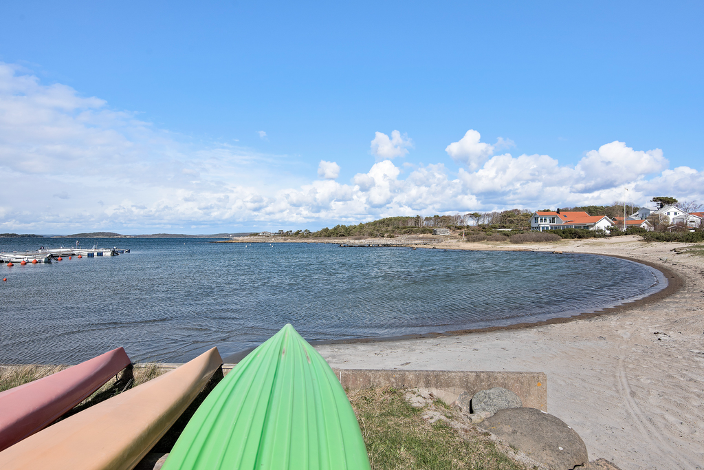 Innanför småbåtshamnen finns ytterligare en omtyckt sandstrand, här kan barnen gå i sommarsimskola, fiska krabbor och mycket annat kul. Här finns även ett sommarkafé som är ett välkommet inslag under sommaren.