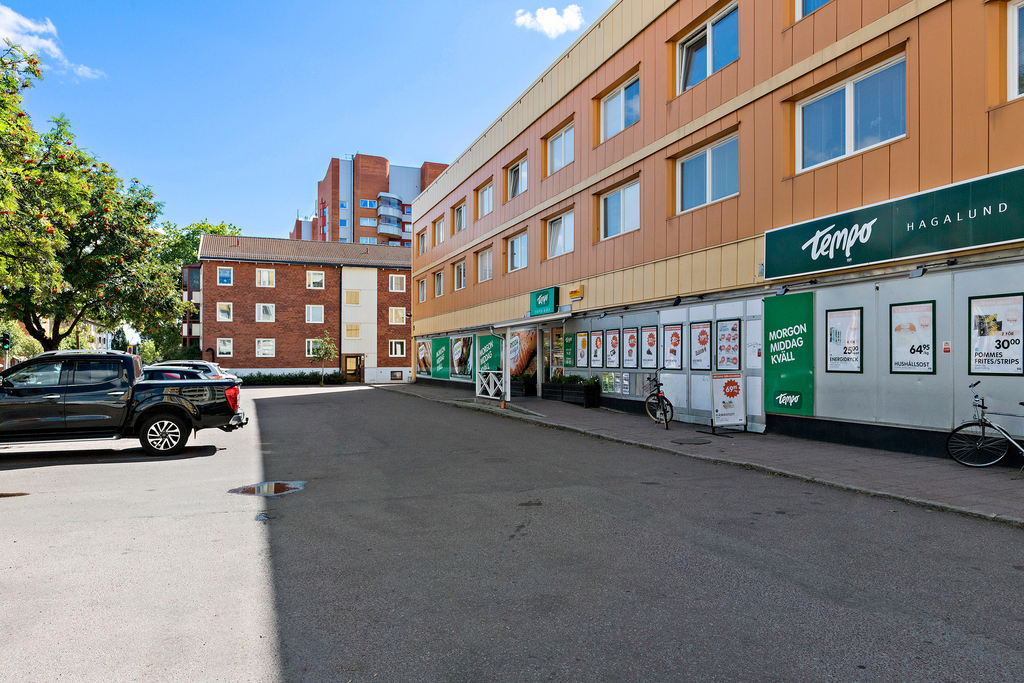 Matbutik precis utanför porten.