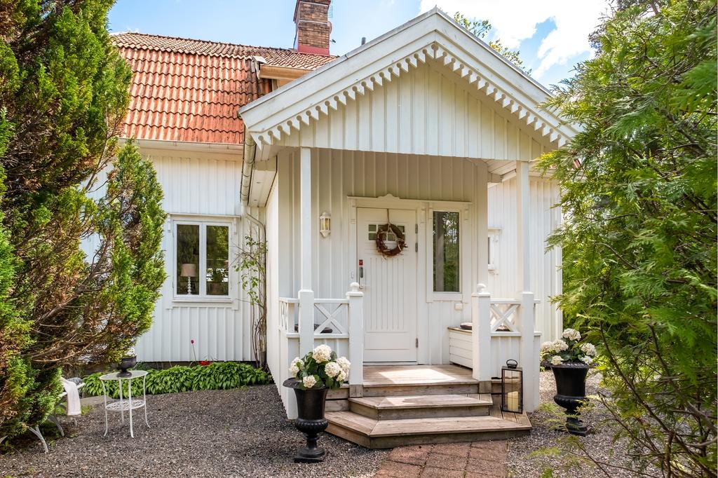 Mysig farstukvist med sittbänkar.