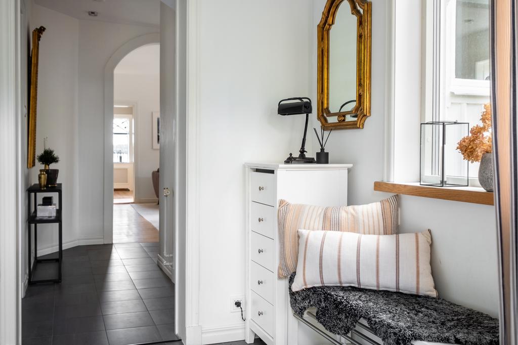 Ljus och mysig hall med plats för avhägning och förvaring