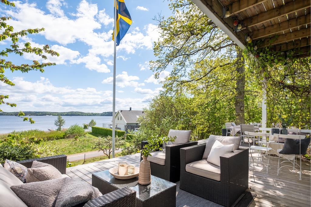 Stor solig altan i söderläge med underbar utsikt över Mjörn.