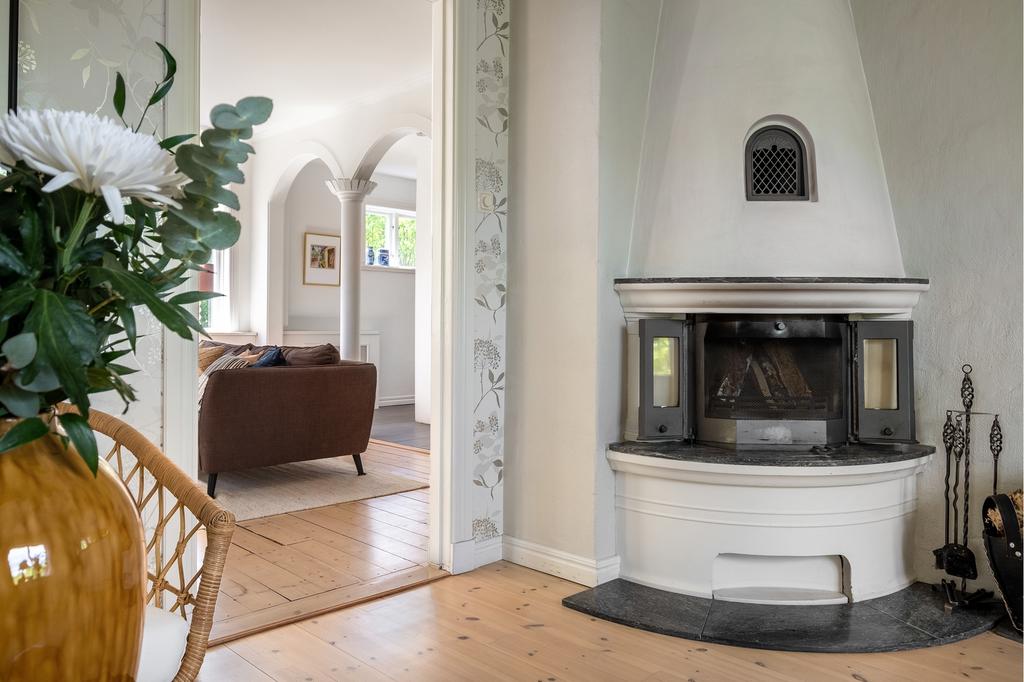 Vacker och värmande kamin för mysiga vinterkvällar.