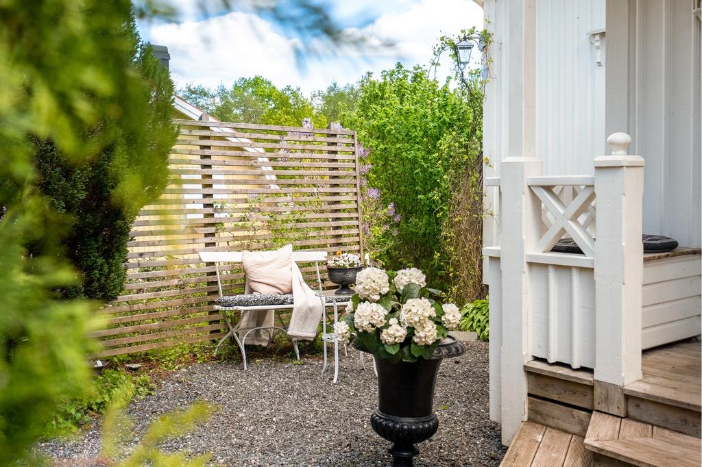 Flera mysiga sittplatser runt huset.